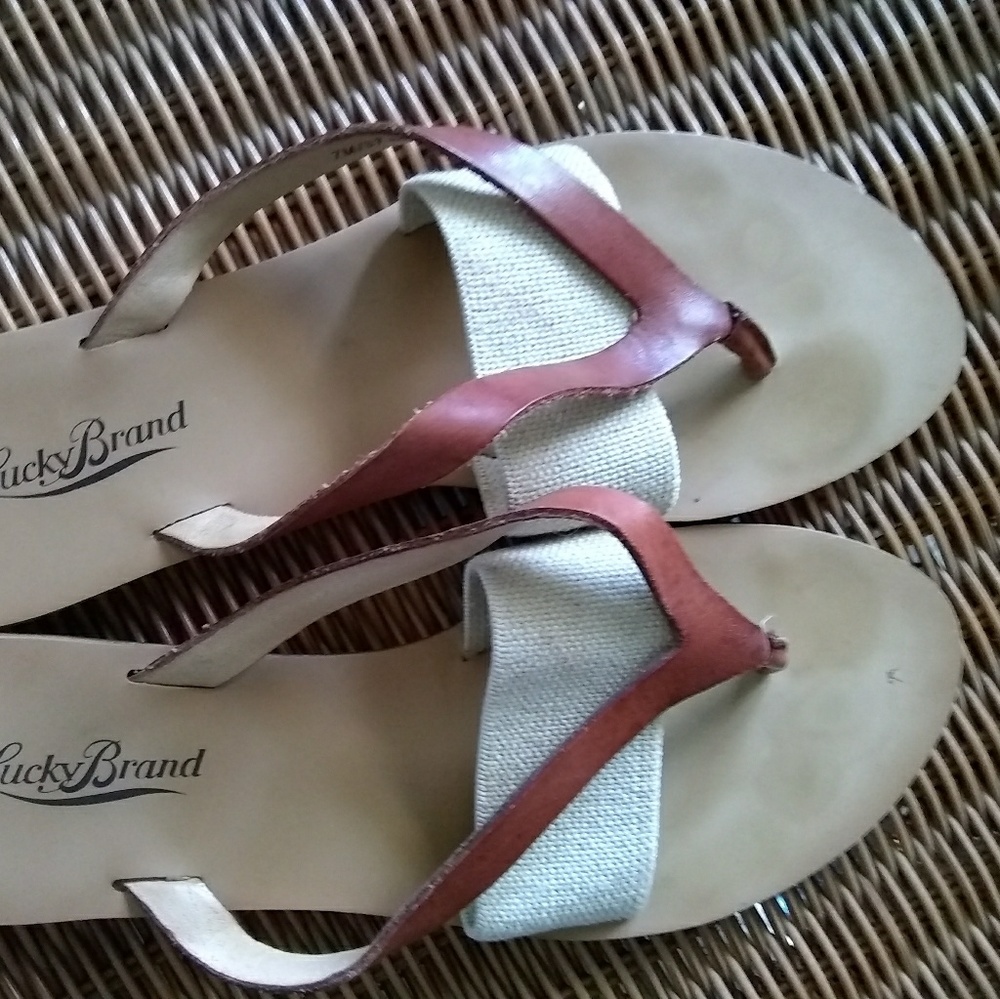 Lucky Brand simple flip flop sandals
